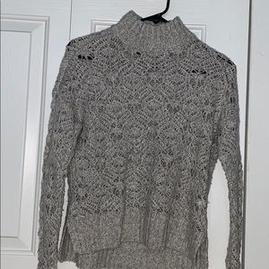Shorter turtle neck knitted sweater